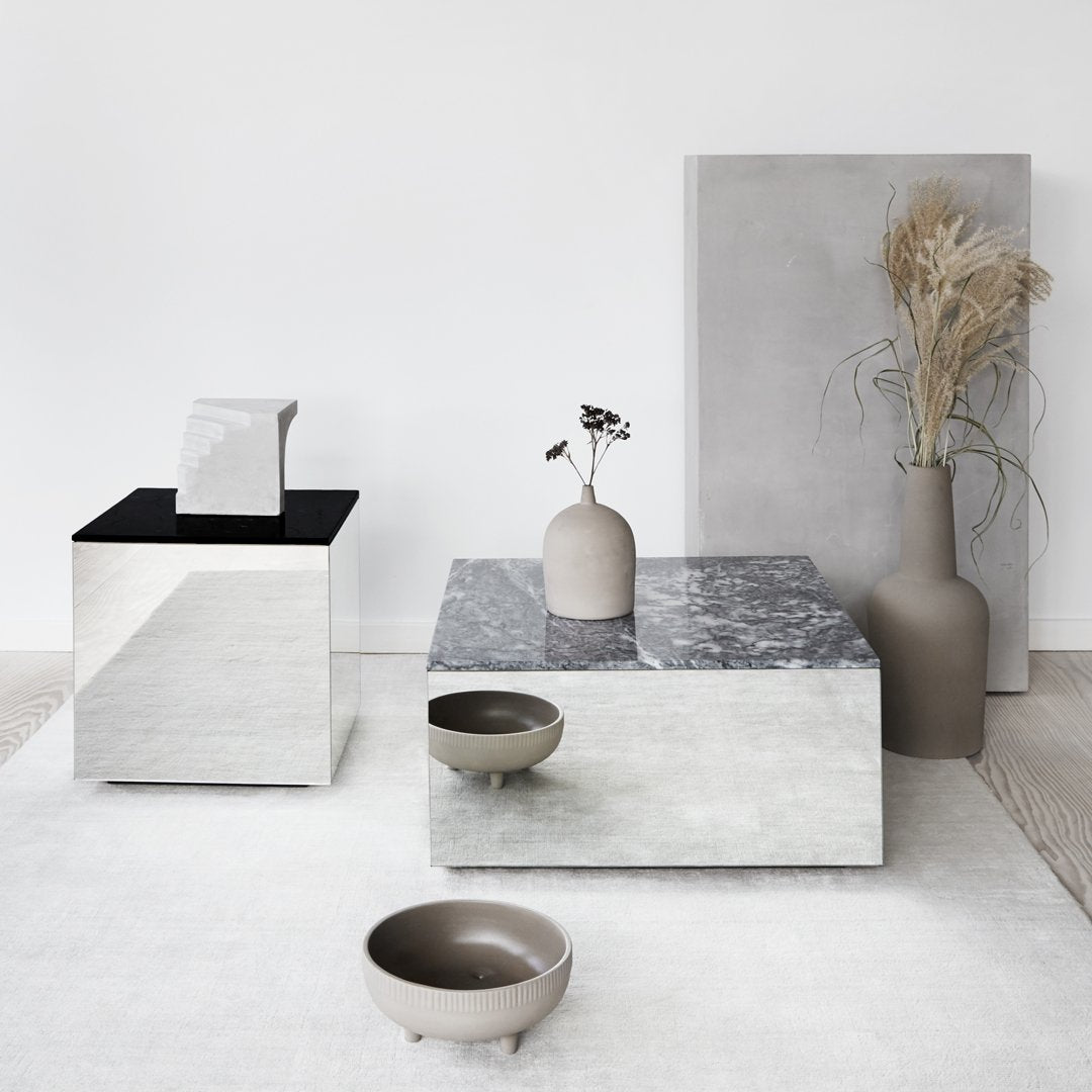 Modern decor with gray marble, black accents, and soft beige tones in minimalist style. Perfect for contemporary spaces.